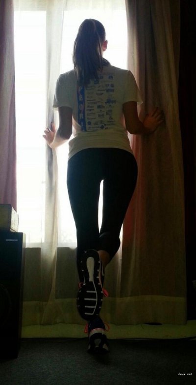 Горячая красотка с татуировкой показывает свои прелести