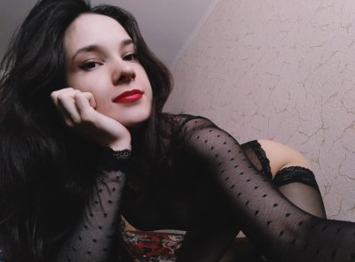 Соблазнительная брюнетка. Красотка с идеальными параметрами уверенно позирует.