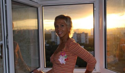 Сексуальная бомба наслаждается отдыхом на пляже