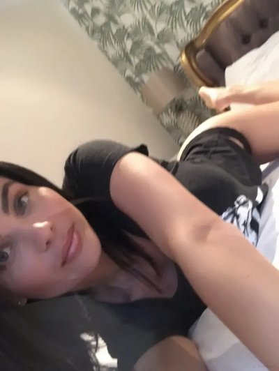 Горячая брюнетка демонстрирует интимные места в крупном формате