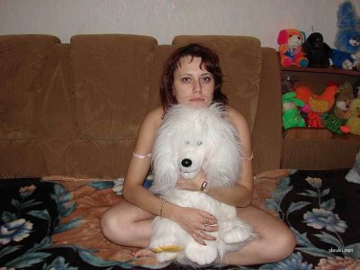 Сексапильная шатенка демонстрирует свои трусики