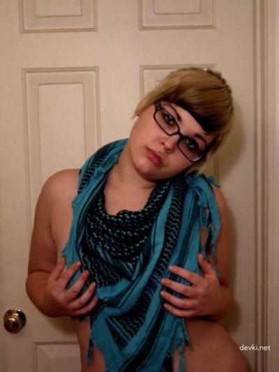 Эмо красотка с пышной попкой - новый порнохит!