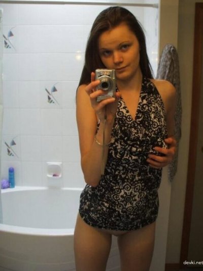 Дамочка ласкает свои чувствительные зоны