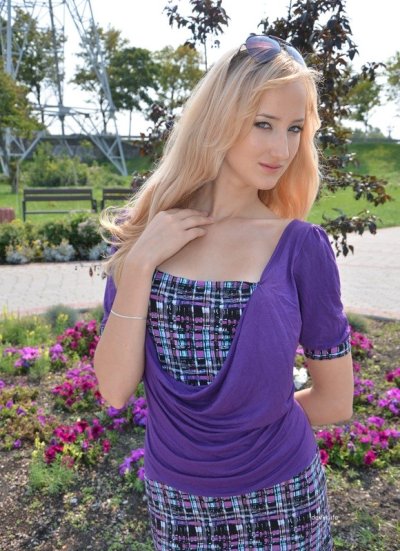 Сексапильная красотка показывает свои прелести на улице