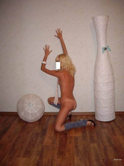 Снимки застенчивой блондинки с поддержанной грудью - эротический контент