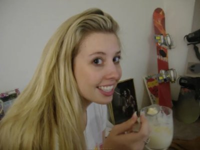 Обворожительная дамочка демонстрирует обнаженное тело, выставляя свою промежность.