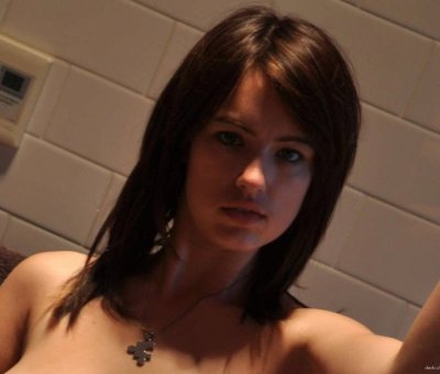 Сексуальная голая красотка в действии!