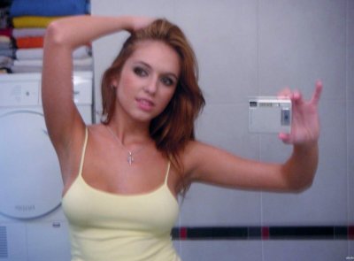 Молодая красотка делает откровенные снимки без одежды