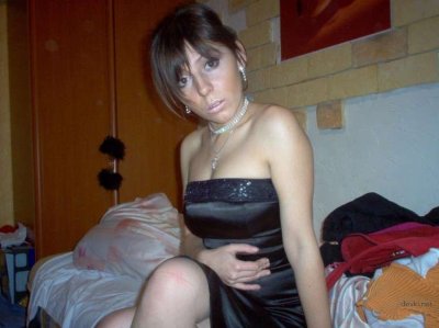 Очаровательная девушка принимает горячую ванну и наслаждается собой