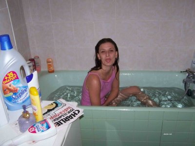 Купается и обслуживает гостя