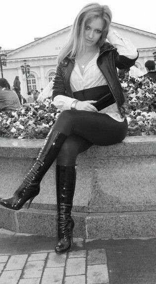 Интимное фото очаровательной блондинки в приватной обстановке