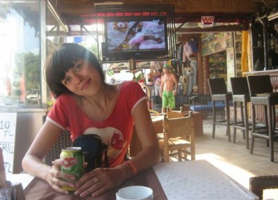 Брюнетка обожает делать минет на домашних снимках, показывая свои умения.