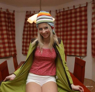 Обнаженная красавица, уютно расположившаяся на столе