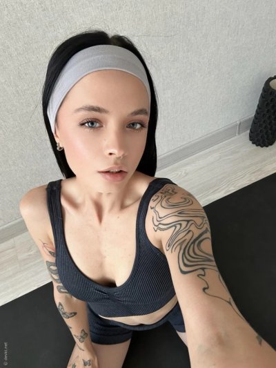 Обворожительная брюнетка с прекрасными ножками демонстрирует свою интимную зону