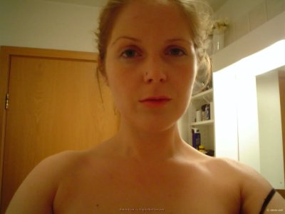 Скромница демонстрирует свою интимную зону