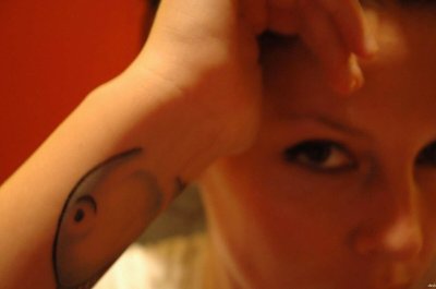 Вводит вибратор в нежные глубины: наслаждение на максимуме!