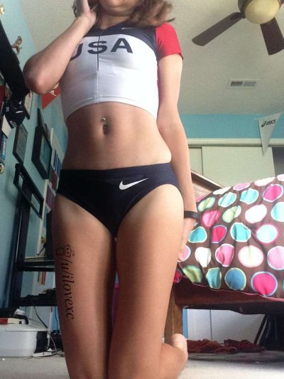 Активная девушка весело проводит время с секс-игрушкой