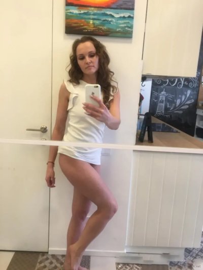 Игривая девчонка делает умопомрачительные голые снимки