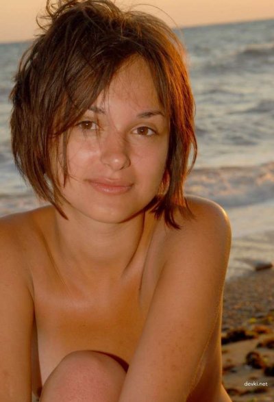 Обнаженная красавица на пляже возле воды