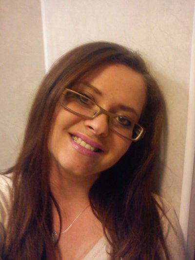 Девушка пробует на себе все, что только можно представить!