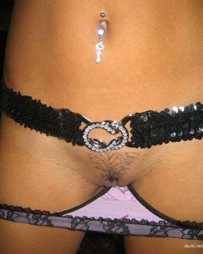 Интимные снимки девушки с украшениями