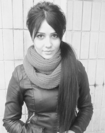 Девушка показывает свои шикарные сосочки в откровенной позе! 😏