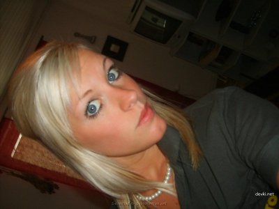 Сексапильная блондиночка ублажает друга своим ротиком