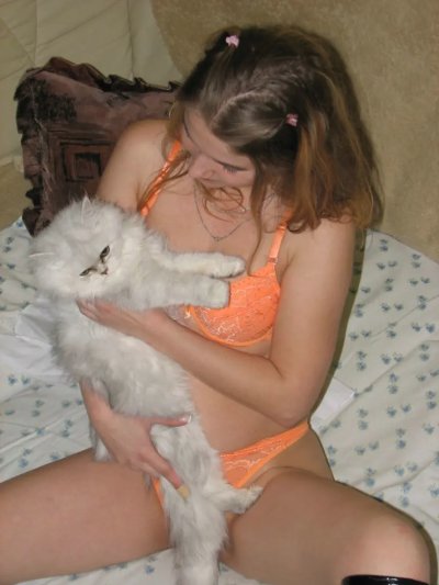 Шаловливая крошка трахается влагалищем на разные штучки