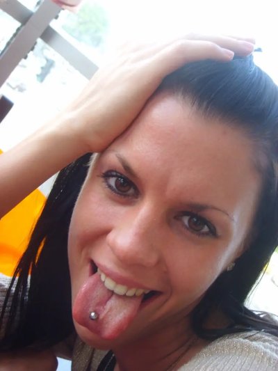 Сексуальная студентка занимается самоудовлетворением овощем