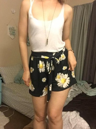 Супруга без трусиков показывает свои прелести дома