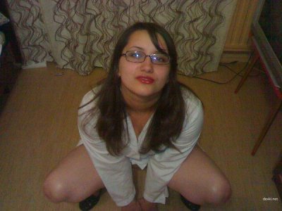 Очаровательная девушка в очках делает тебе приятное удовольствие