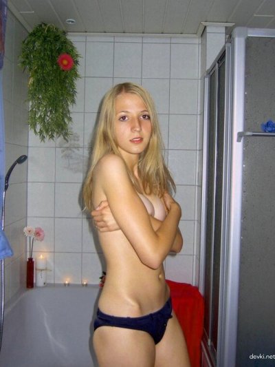 Пьяную сотрудницу веселят по полной: зрелая милфа!