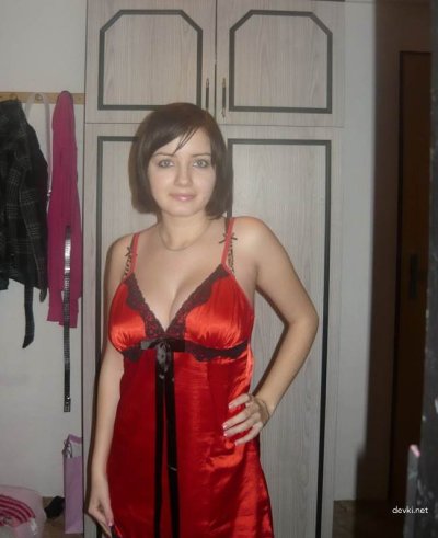 Молодая красотка показывает свои потрясающие изгибы