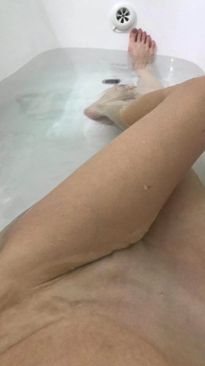 Девушка отправляет свои интимные снимки