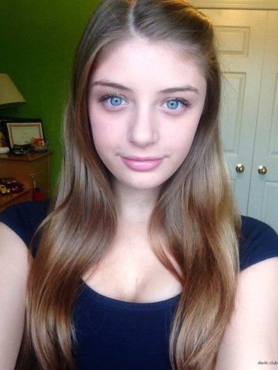 : Юная обнаженная красотка показывает свои прелести