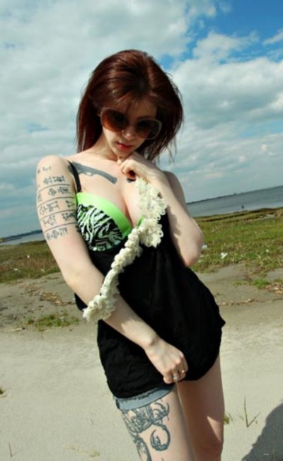 Красотка с двумя стрелками: горячий контент для взрослых