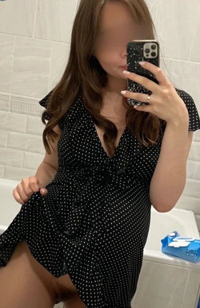 В ожидании счастья: беременная красотка жаждет страсти