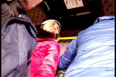 Шпионит за самоудовлетворением в транспорте: малышка наблюдает за мастурбацией