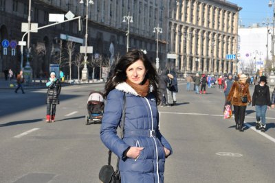 Развратная мамаша танцует стриптиз дома перед камерой с игрушками своей девочки