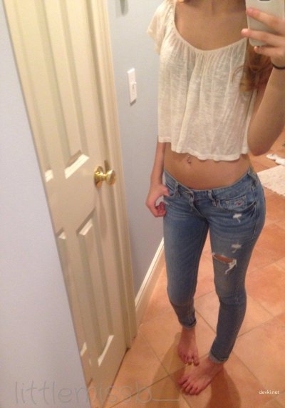 Густая растительность на интимной зоне молодой леди