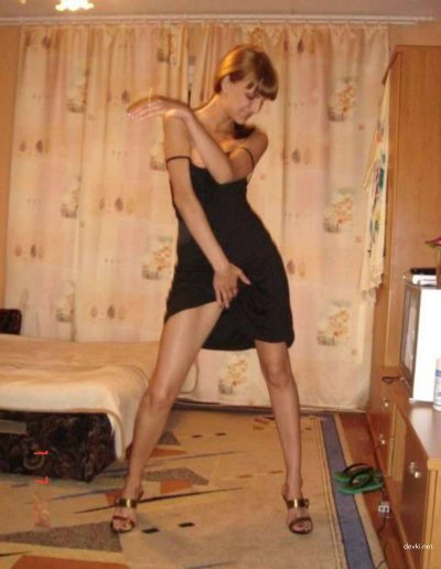 Нежная домашняя эротика: милашка в откровенных моментах