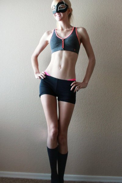 Соблазнительные игры горячей блондиночки в маске