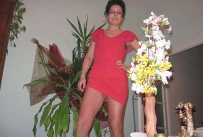 Обнаженная супруга делает минет