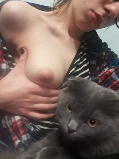 Искусительная красотка медленно раздевается перед камерой