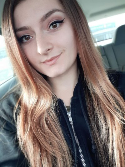 Пышка демонстрирует свои прелести и изгибы