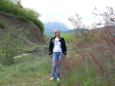 Молодая супруга без верхней одежды гордо демонстрирует свои прелести на морском берегу