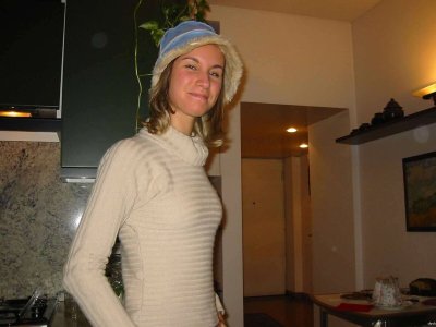 Привлекательная белокурая красотка делает минет