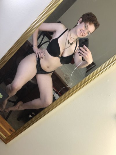 Красотка позирует перед зеркалом, показывая свои аппетитные формы и прекрасное декольте