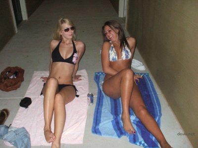 Развратница с упругой попкой и гладко выбритой киской