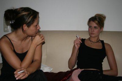 Парочка дамочек ублажает пенис